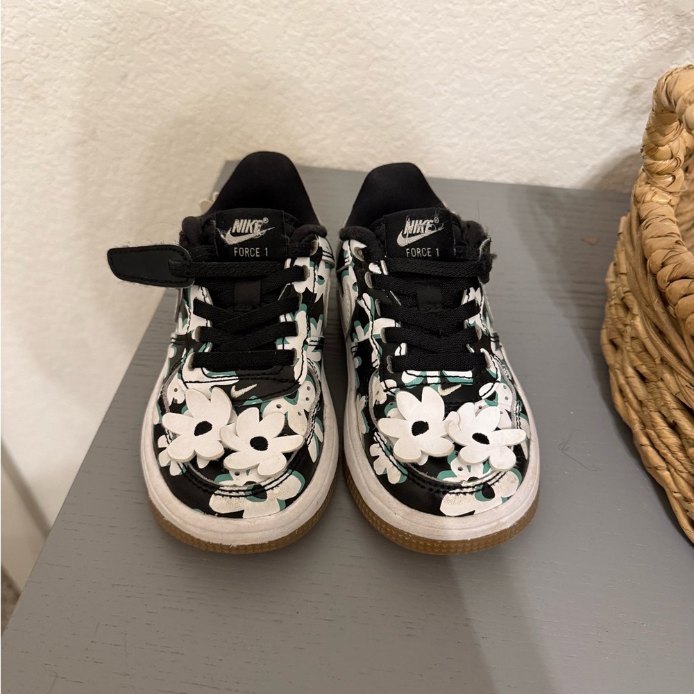 Kids Nike Air Force 1 size 9C